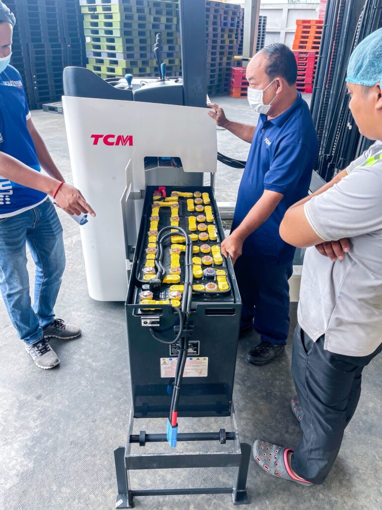 xe nâng điện đứng lái (4)