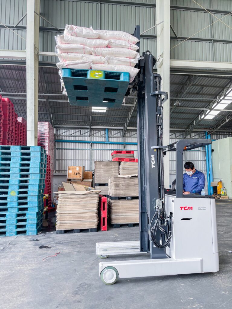 xe nâng điện reach truck