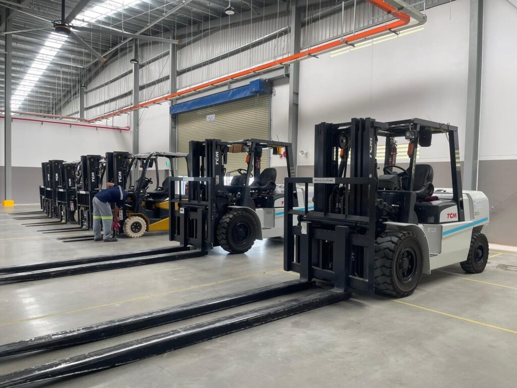 xe nâng dầu tcm 1