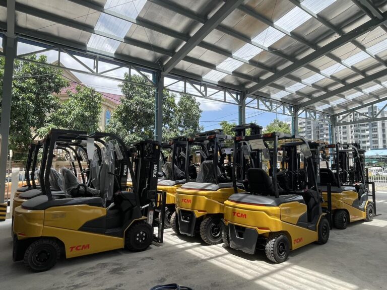 xe nâng chui container