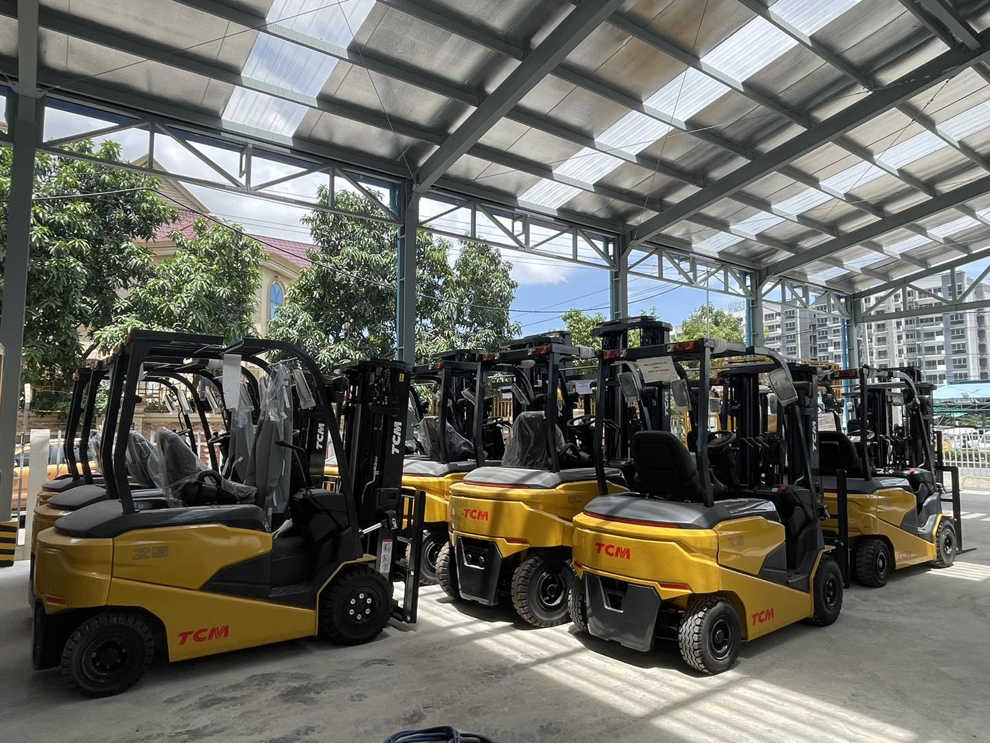 xe nâng chui container