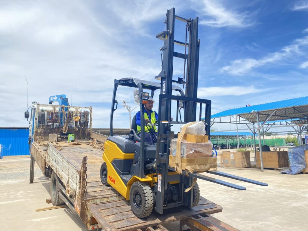 xe nâng chui container (7)
