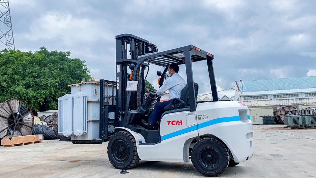 xe nâng dầu 3 tấn tcm