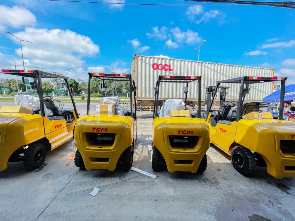 xe nâng dầu 3 tấn tcm 2